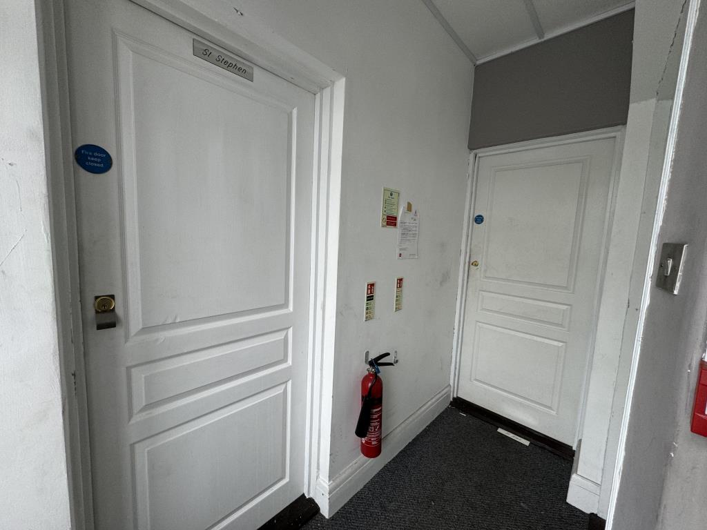 Lot: 93 - THREE LEASEHOLD STUDIO FLATS IN TOWN CENTRE - Landing with entrances to flats